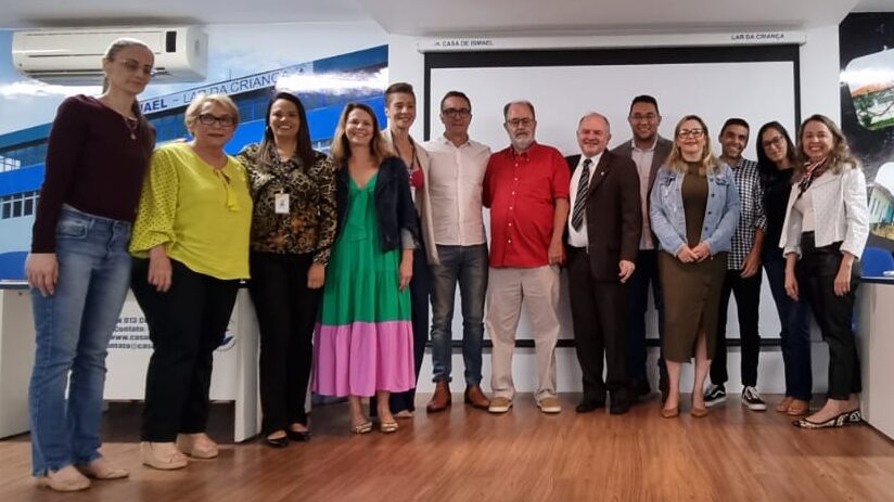 Membros das entidades parceiras e da Casa de Ismael reunidos durante evento de lançamento do Programa Laços de Ismael